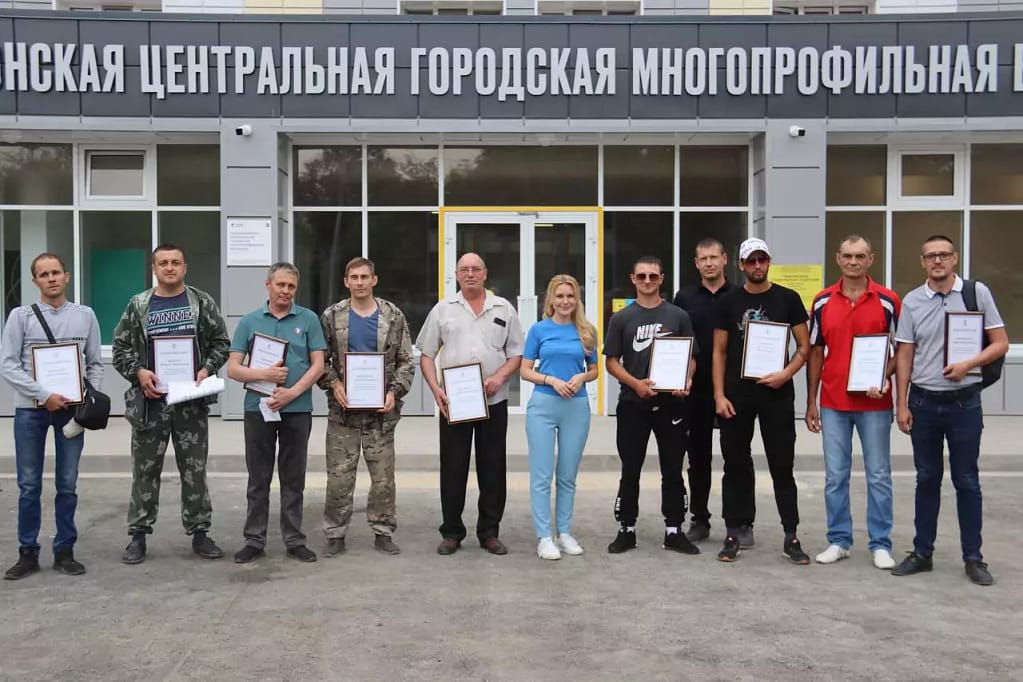 работники СК ленстройкомплект с грамотами от правительства ЛНР